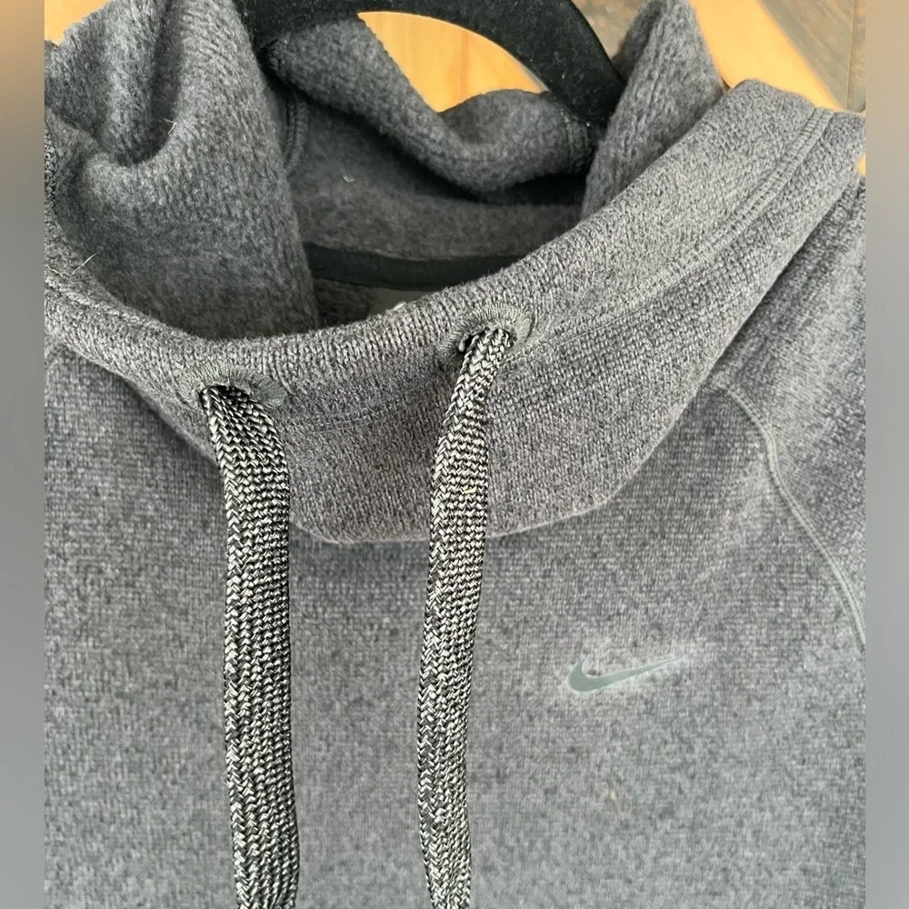 NIKE Hypernatural Therma Fit Women's Size XS Gray Pullover Hoodie